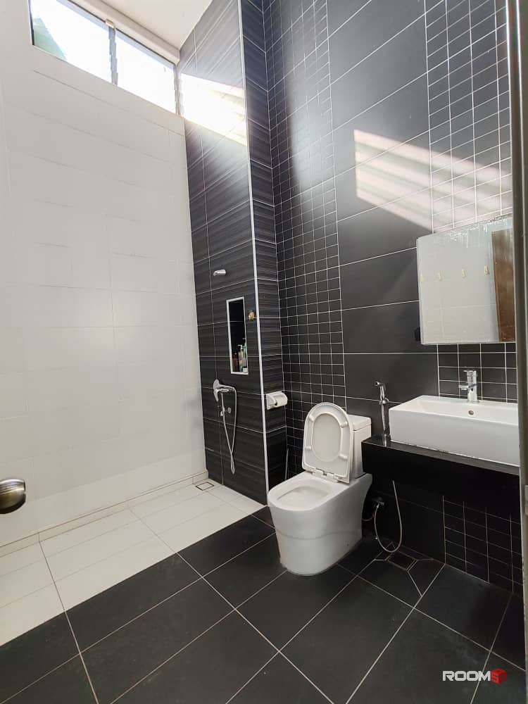 Male room for rent at SuriaMas Suite @ Larkin JB