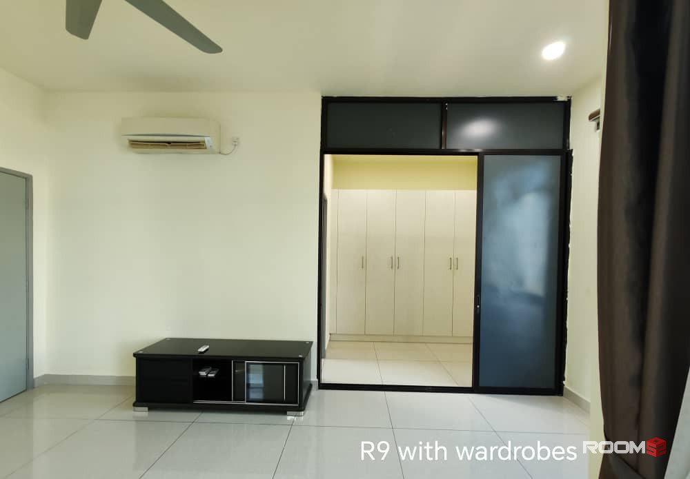 Male room for rent at SuriaMas Suite @ Larkin JB