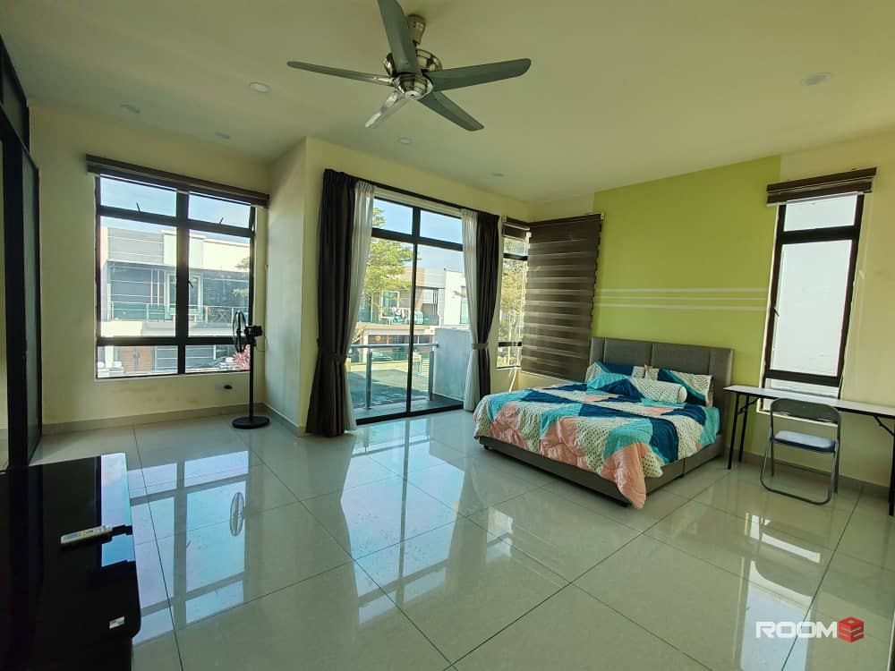 Male room for rent at SuriaMas Suite @ Larkin JB