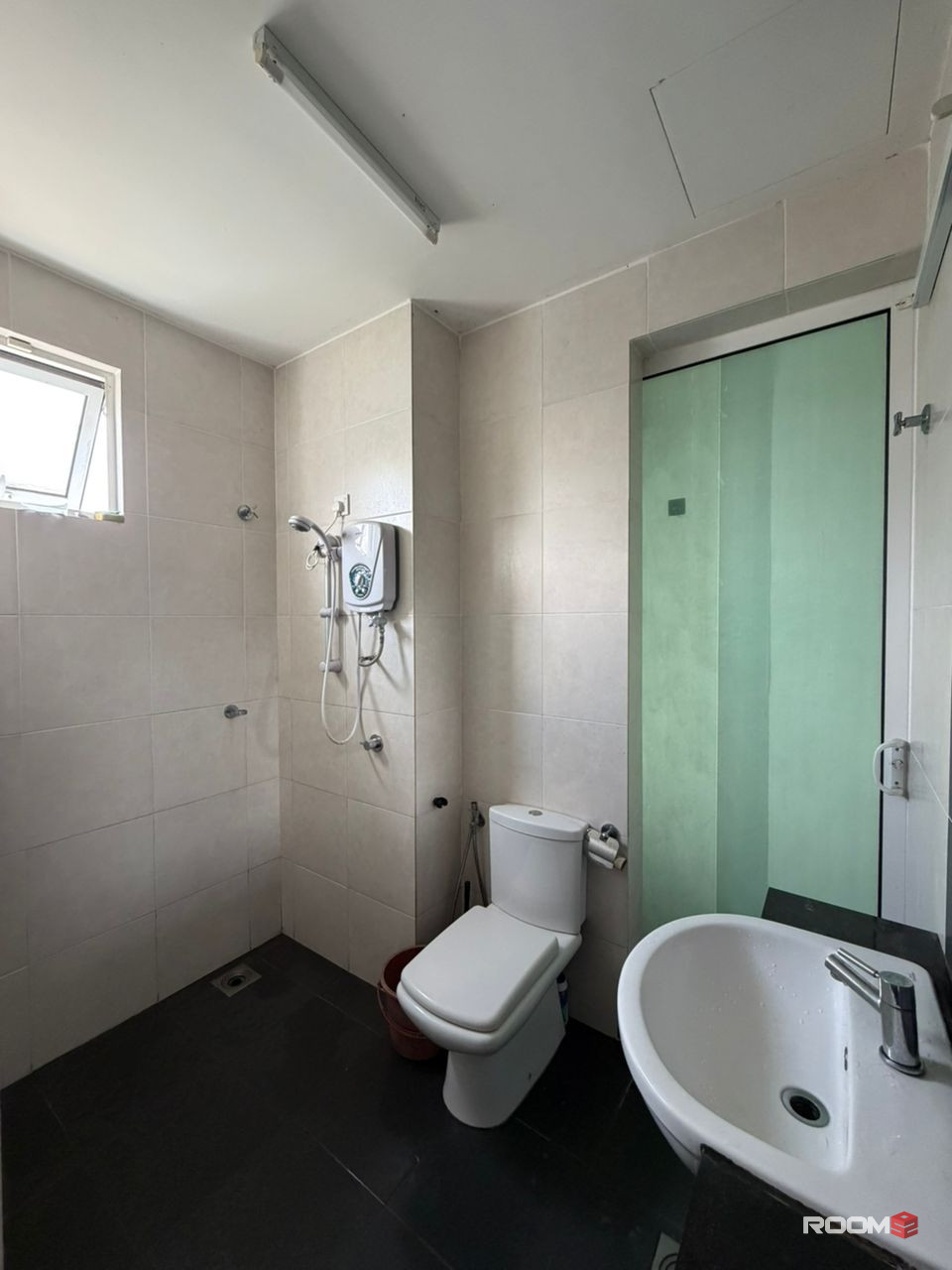 🤩LOW DEPOSIT🤩SEKSYEN 22 PETALING JAYA SPACIOUS QUEENBED MIDDLE ROOM FOR RENT🏠1 MIN WALKING DISTANCE TO TAMAN PARAMOUN