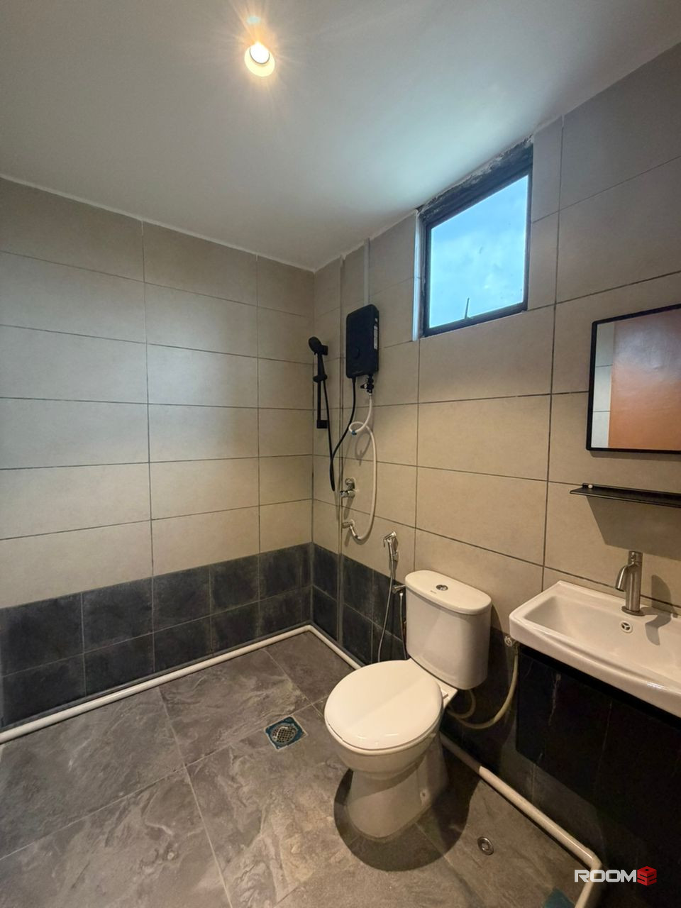 🔥LOW DEPOSIT🔥🚩SS21 DAMANSARA UPTOWN SPACIOUS QUEENBED MIDDLE ROOM FO RENT🏠WALKING  TO UPTOWN , THE STARLING MALL✨