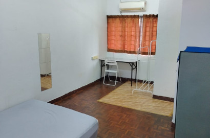 Middle Room @ Seri Utama, Kota Damansara, Petaling Jaya, Selangor