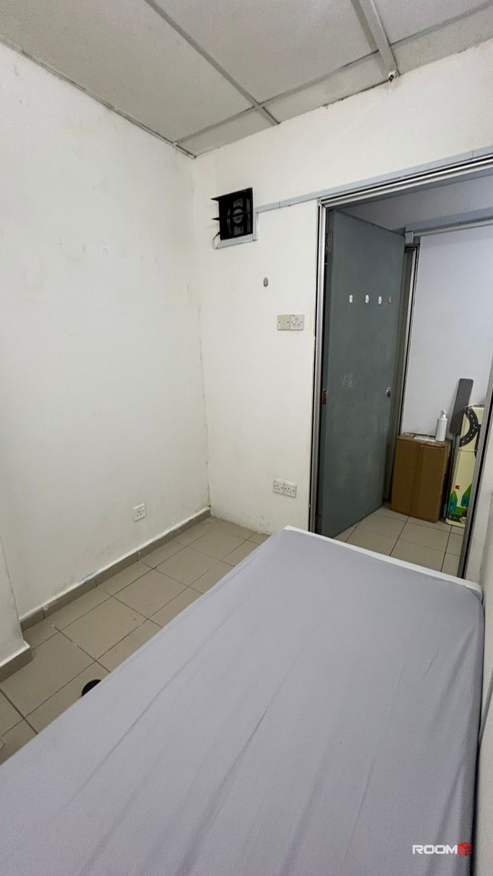 5 mins walk to LRT Lembah Subang 🚶🏼 Single Room with fan @ Ara Damansara nearby Citta Mall, One Utama, Aman Suria