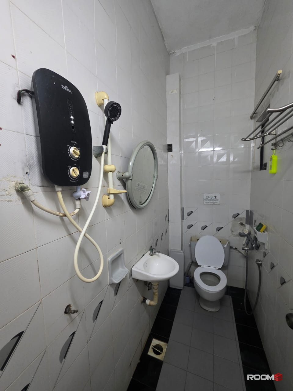 5 mins to LRT Kelana Jaya 🚶🏼 LIMITED Queen Bed Room for rent @ SS 4C