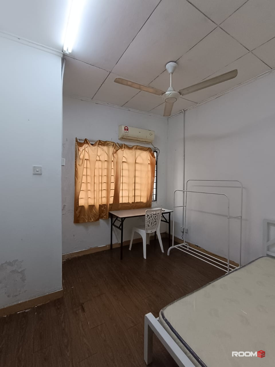 ⭐️ 5 mins to USJ Taipan ⭐️ Middle room with attached sharing bathroom @ USJ 11 Subang nearby Glenmarie, Sunway Pyramid