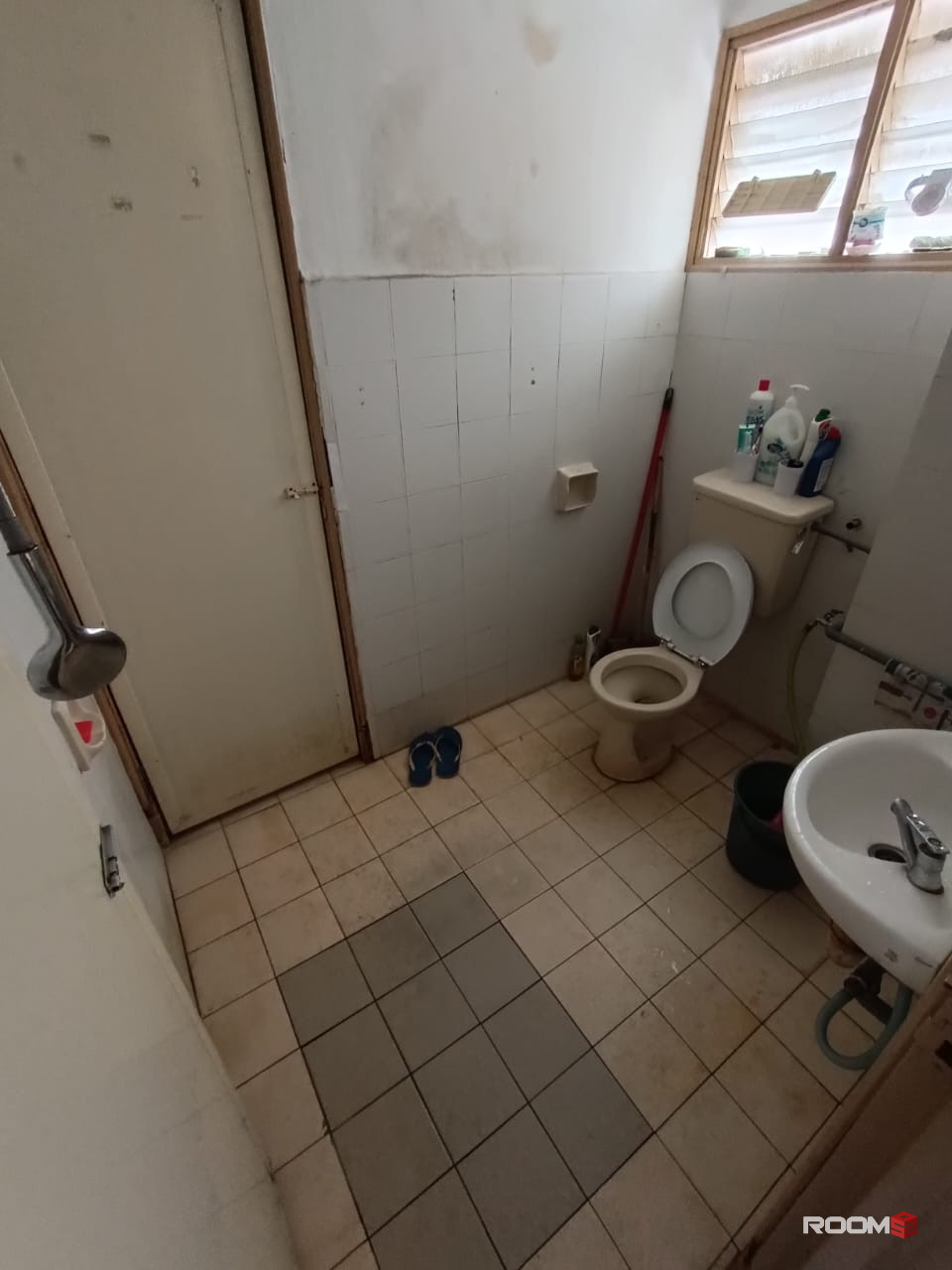 ⭐️ 5 mins to USJ Taipan ⭐️ Middle room with attached sharing bathroom @ USJ 11 Subang nearby Glenmarie, Sunway Pyramid