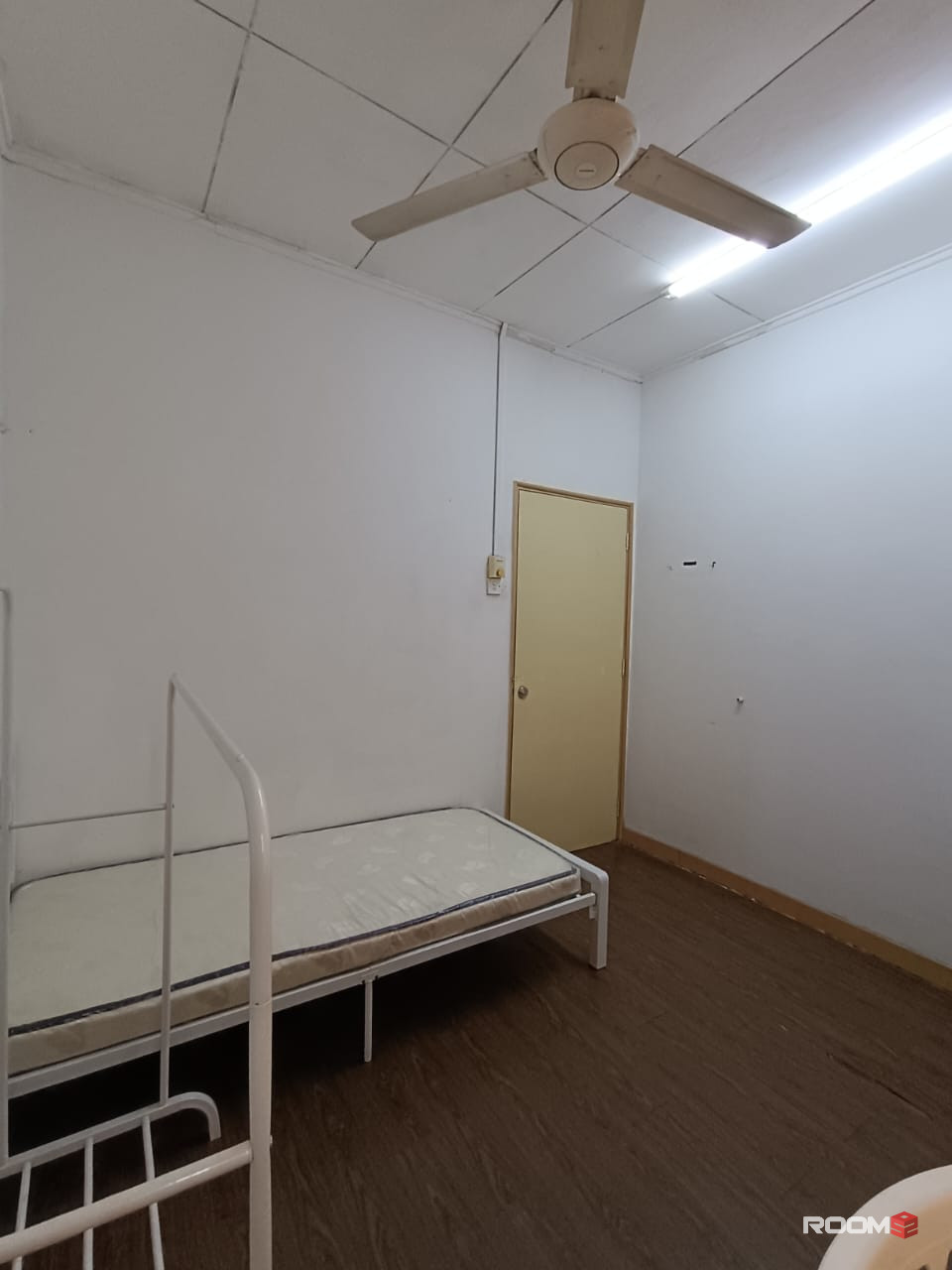 ⭐️ 5 mins to USJ Taipan ⭐️ Middle room with attached sharing bathroom @ USJ 11 Subang nearby Glenmarie, Sunway Pyramid
