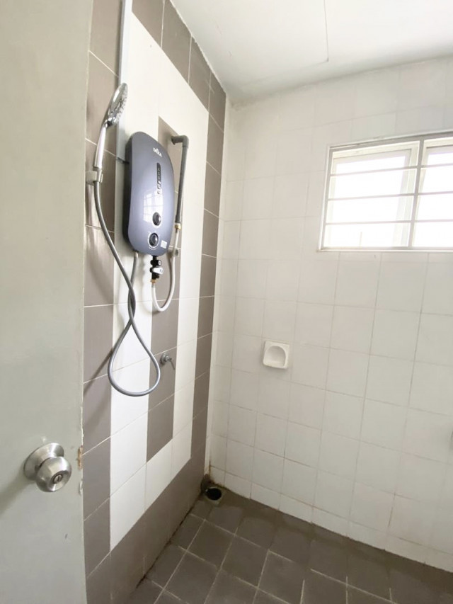 Medium Room for Rent in Setia Alam!