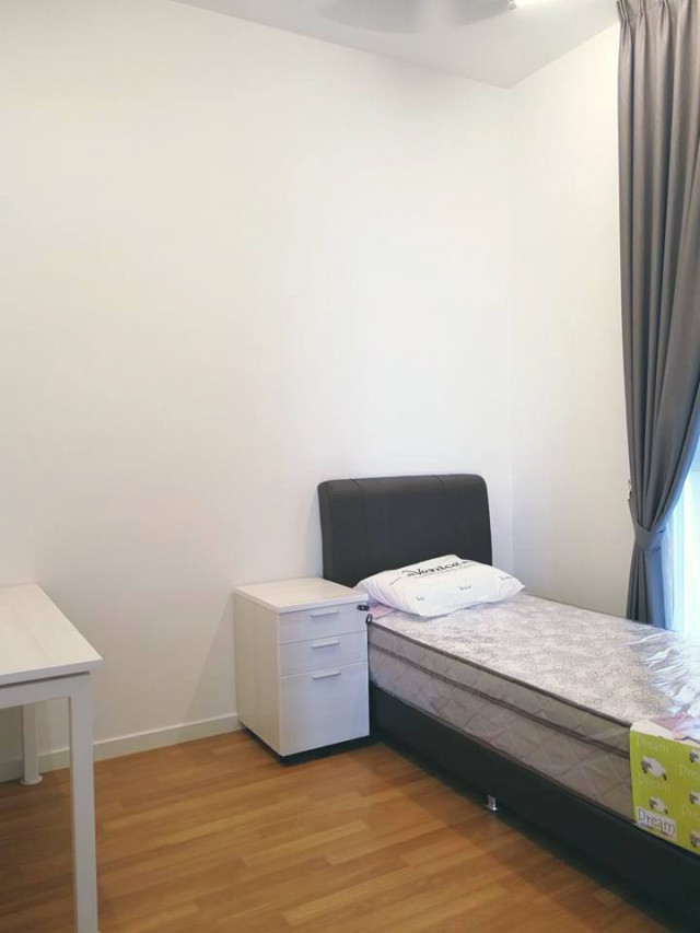 Nice! Limited Medium Room to Rent at Jalan Bayan, Bandar Puchong Jaya! Weekly Cleaning Provided!