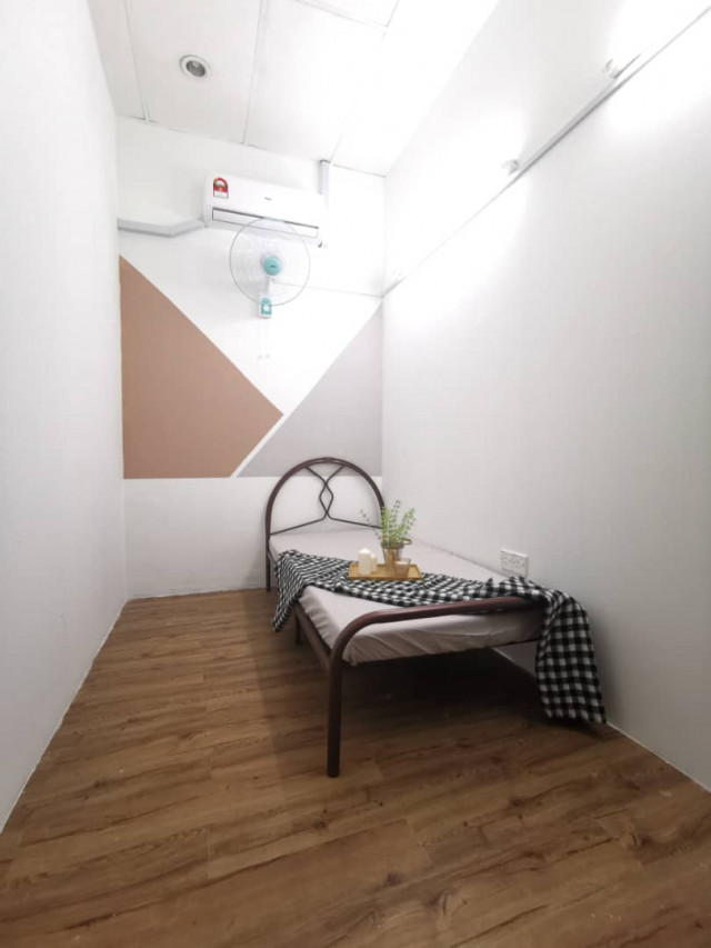 Comfortable Medium Room to Rent at Bandar Puteri, Puchong! Wekkly Cleaning and Free WiFi Provided!