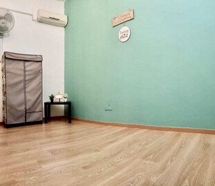 Medium Room with AC near Bdr Utama MRT!