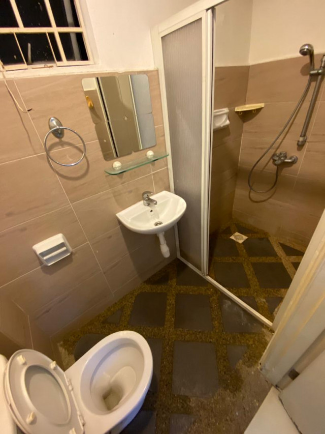 Medium Room with AC near Bdr Utama MRT!