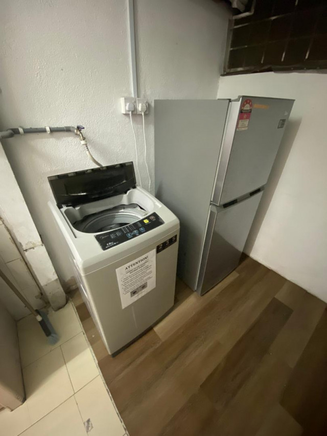 Medium Room with AC near Bdr Utama MRT!