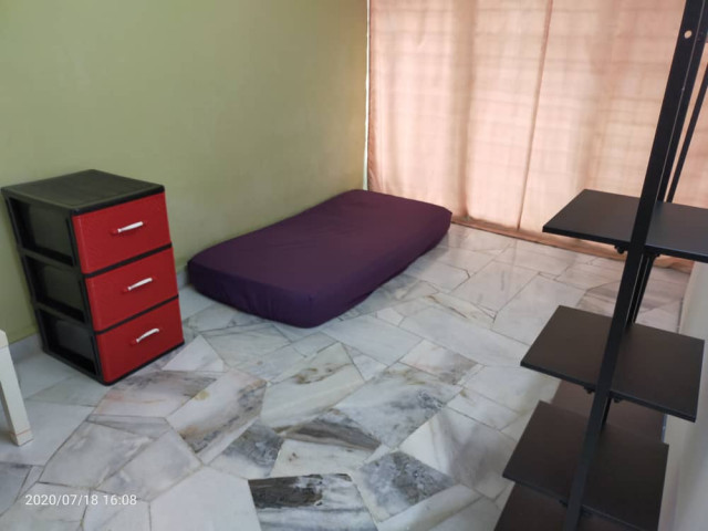 Nice Medium Room to Rent at Jalan Bayan, Bandar Puchong Jaya. Free WiFi Provided!