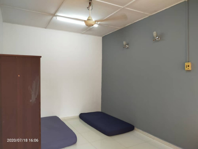 Nice Medium Room to Rent at Jalan Bayan, Bandar Puchong Jaya. Free WiFi Provided!
