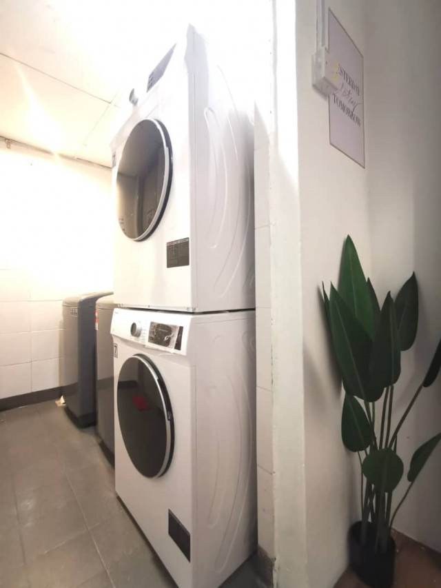 Hot Area! Limited Medium Room to Rent at Jalan Bayan, Bandar Puchong Jaya. Aircond Room with Lowest Rate!