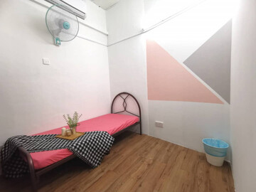 Available Medium Room to Rent at Jalan Bayan, Bandar Puchong Jaya. WiFi Provided!