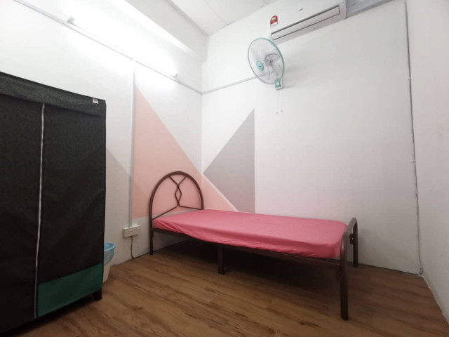 Available Medium Room to Rent at Jalan Bayan, Bandar Puchong Jaya. WiFi Provided!