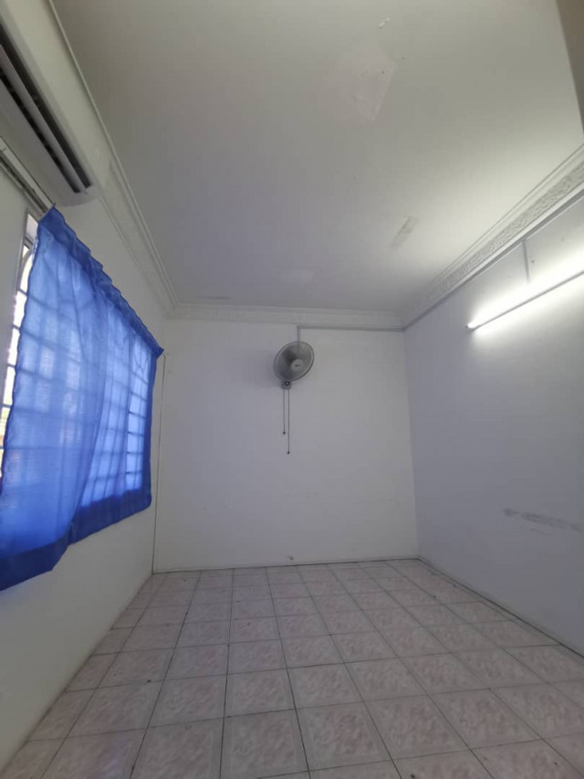 Room for rent in Taman Sea!!!