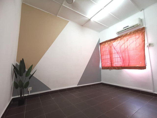Room for Rent at Damansara Jaya with Facilities Provided