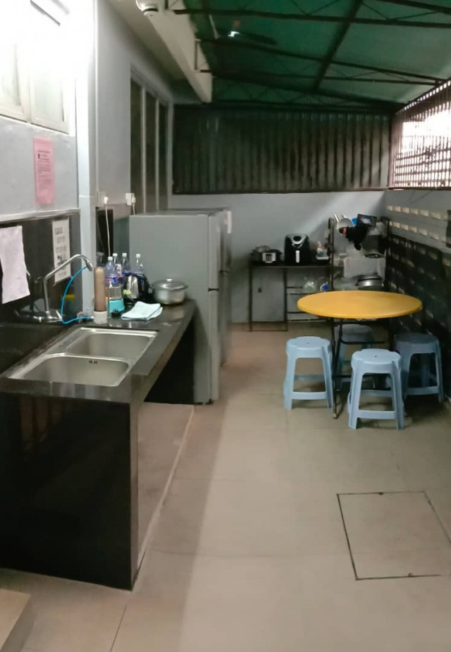 New! Available Middle Room to Rent at Jalan Tempua, Bandar Puchong Jaya. WiFi and Cleaning Provided!