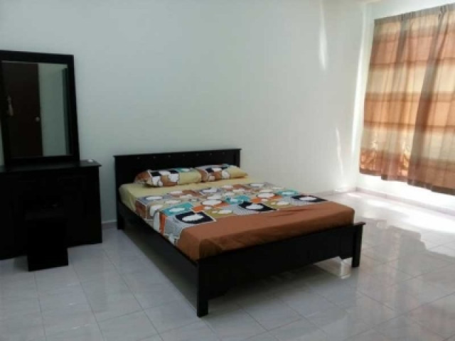 Medium Room to Rent at Jalan Bayan, Bandar Puchong Jaya. Double Storey-House with WiFi Provided!