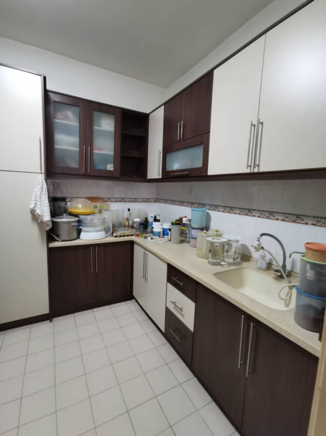 Medium Room to Rent at Jalan Bayan, Bandar Puchong Jaya. Weekly Cleaning and Maintenance Provided!