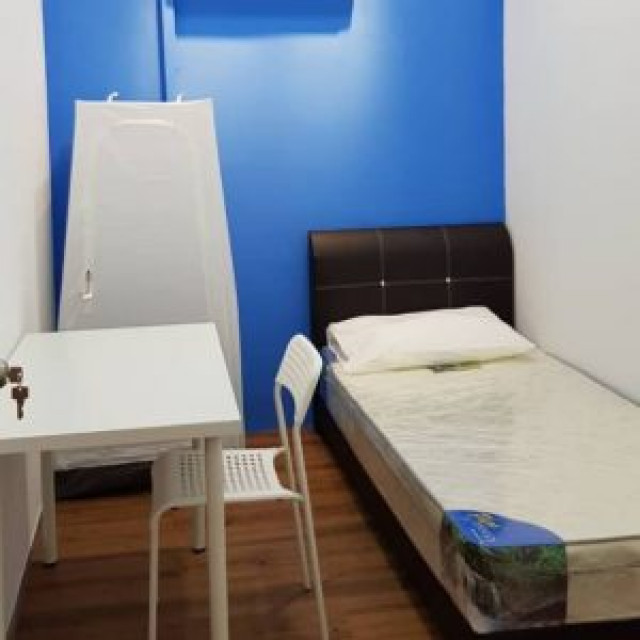 Hot Area! Limited Medium Room to Rent at Jalan Bayan, Bandar Puchong Jaya. Free WiFi Provided!