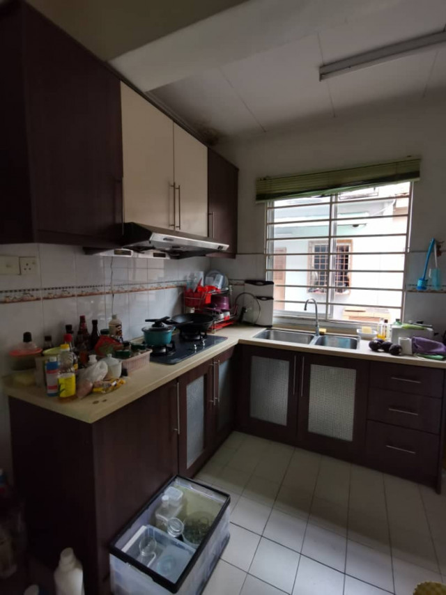 Hot Area! Limited Medium Room to Rent at Jalan Bayan, Bandar Puchong Jaya. Free WiFi Provided!