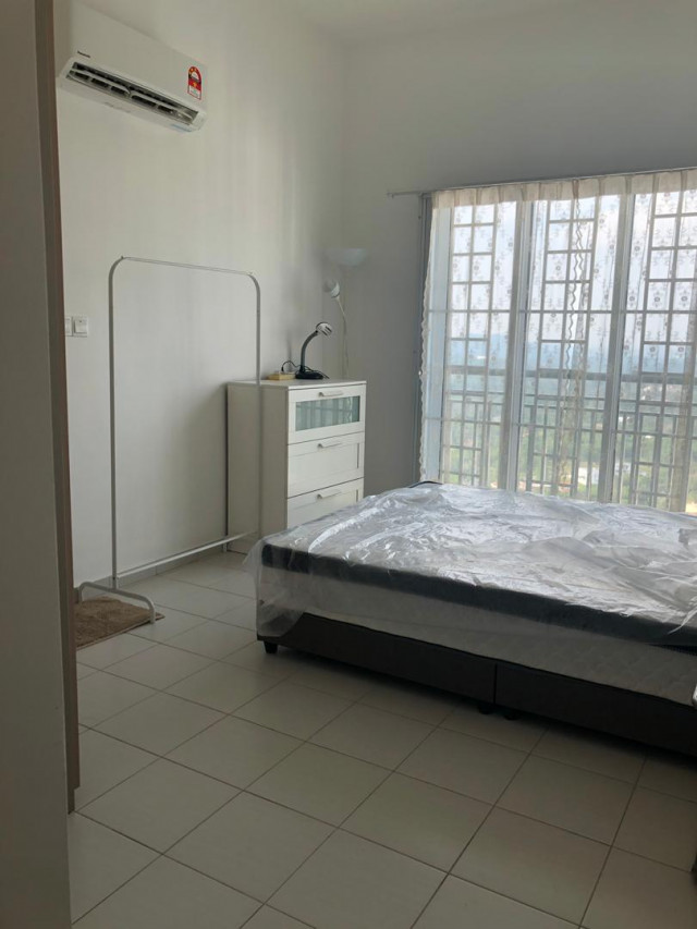 Available Medium Room to Rent at Jalan Tempua, Bandar Puchong Jaya. Free Weekly Cleaning Provided!