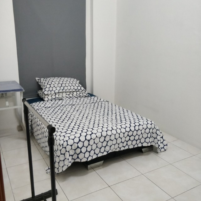Nice! Medium Room is Now Available at Jalan Tempua, Bandar Puchong Jaya. Double-Storey House with Highly Speed WiFi Provided!
