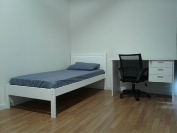Limited Medium Room to Rent at Jalan Bayan, Bandar Puchong Jaya. Free Weekly Cleaning and WiFi Provided!