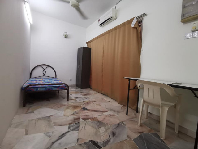 Room for rent in Taman Sea!!!