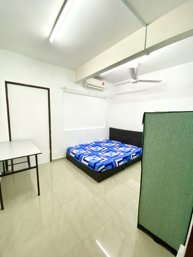 3 MINS WALKING DISTANCE TO TAMAN PARAMOUNT LRT!!