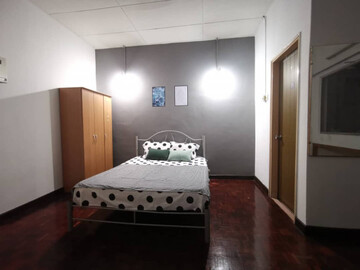 Newly furbished unit in Damansara Jaya!!