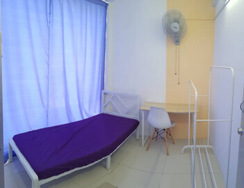 Ac Room with10 meter walking distance to MRT Surian Kota damansara