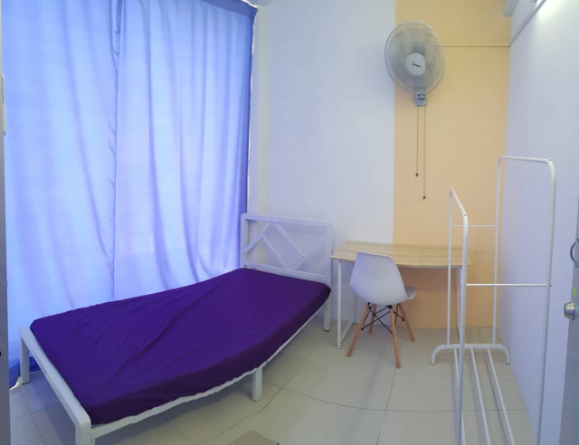 Ac Room with10 meter walking distance to MRT Surian Kota damansara