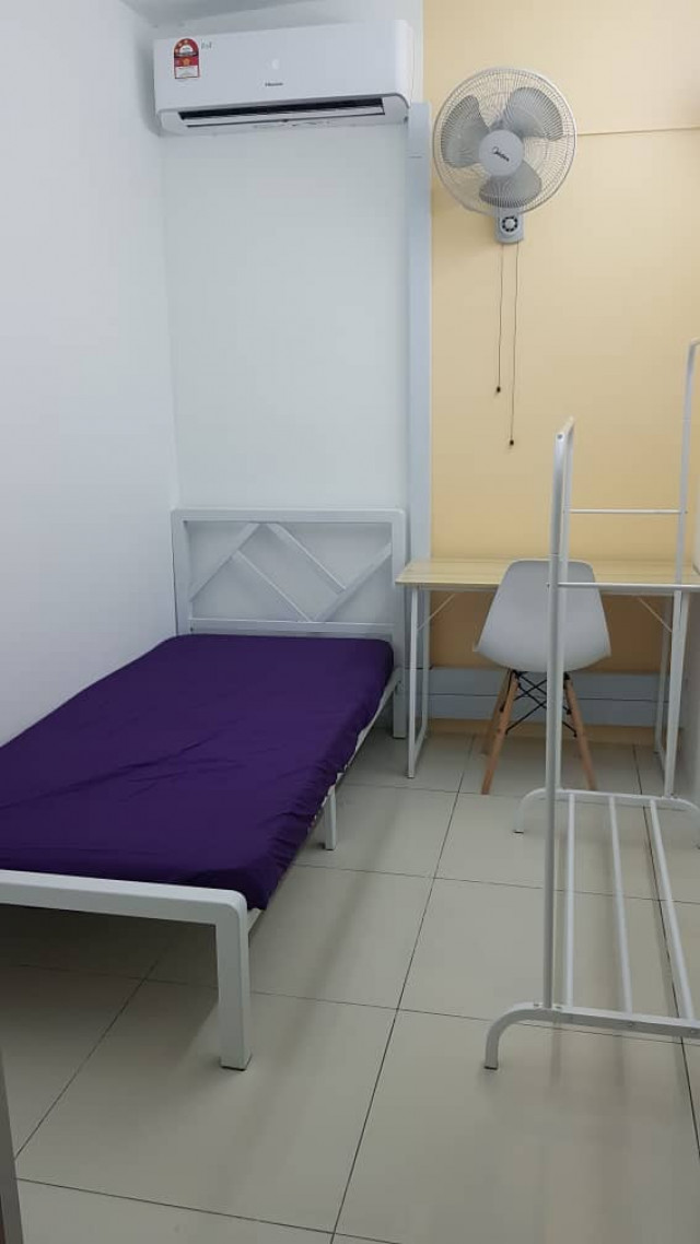 Ac Room with10 meter walking distance to MRT Surian Kota damansara