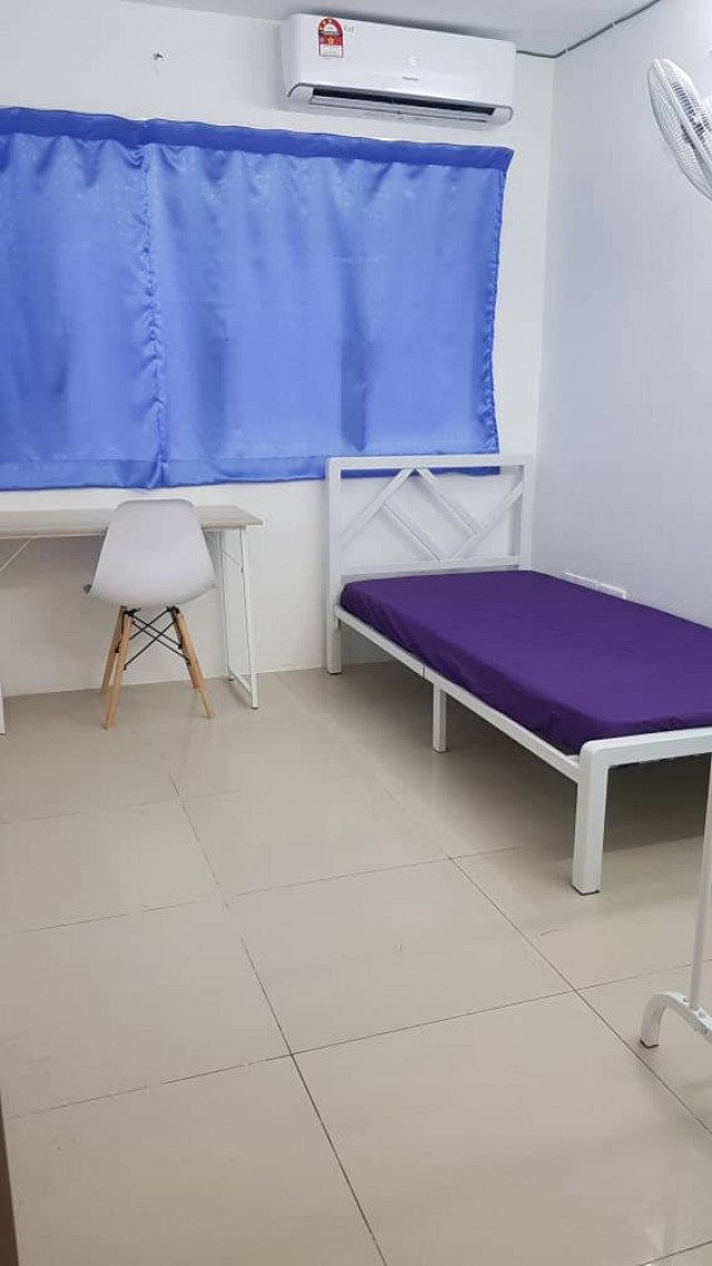 Ac Room with10 meter walking distance to MRT Surian Kota damansara