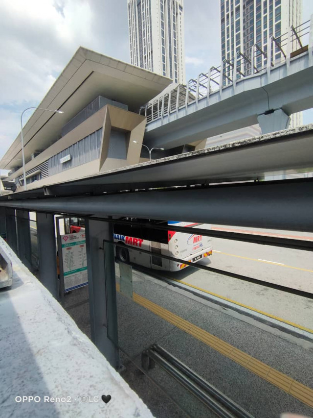 Ac Room with10 meter walking distance to MRT Surian Kota damansara