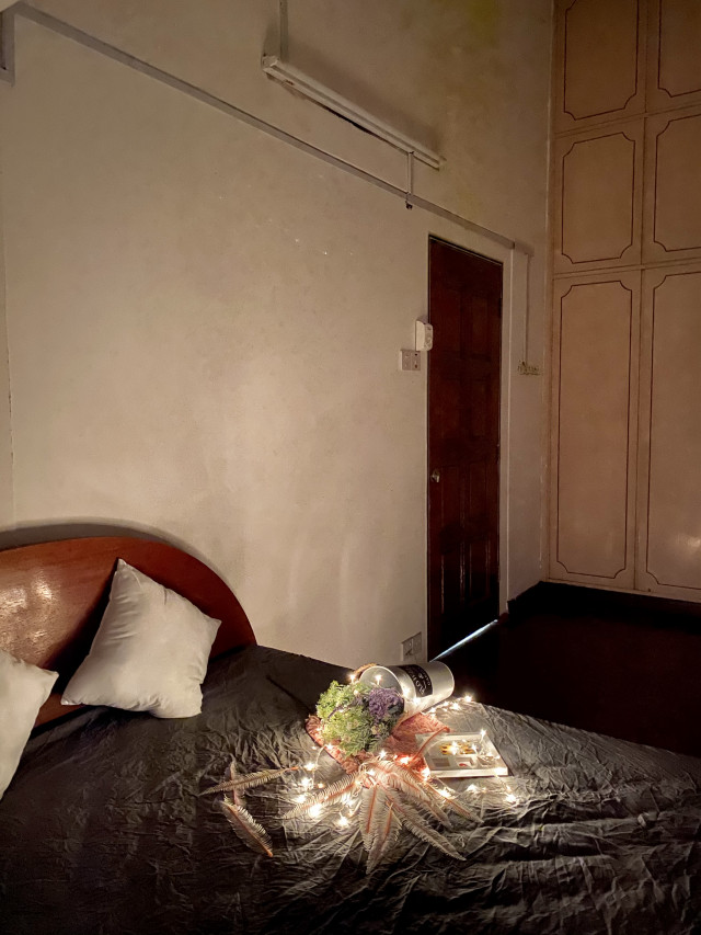 Medium room w Queen bed n build in for rent opposite SS2 Park