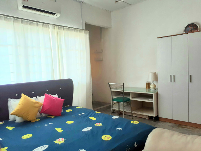 Couples welcomed  aircond Medium room fully furnished