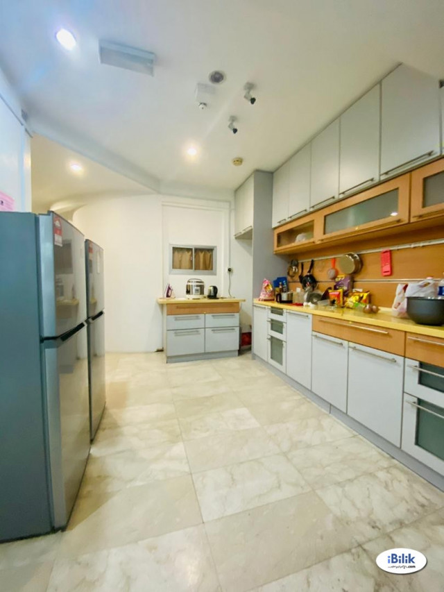 Middle Room at BU4, Bandar Utama. 3 minutes to One Utama, First Avenue, Centrepoint, Mutiara Damansara