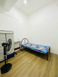 Lrt kelana jaya room for rent