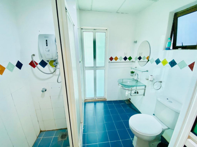 Private & Cozy Room with private 🛁bathroom! Near Public Transport & Groceries ! Room Available In Quiet Neighborhood 😱! Stay Without Pay More!