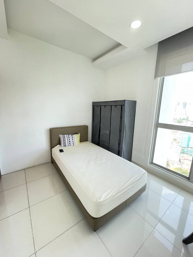 😫 Tired of sharing room with strangers? 💯 Rent a Room for Yourself Today! NON-SHARING Medium Room Available💃🏻Near To Trains🚆& Groceries Mall, Sunway Putra Mall🛒