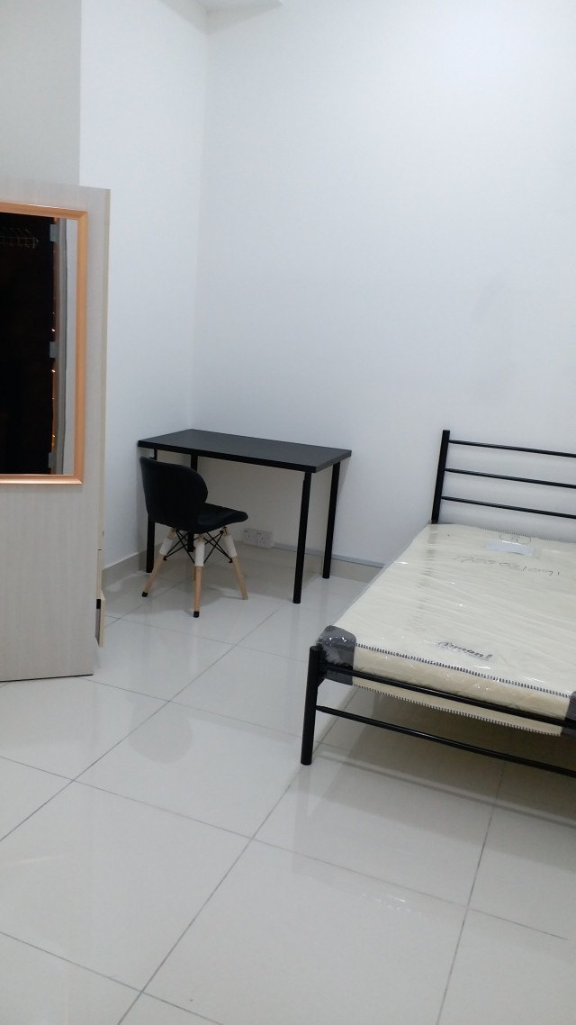 Premium Medium Room🔥❗ Cheapest Price and 1 Min Walk to Gleneagles & M City 😎✨Plus with Free Daily Cleaning & Free WIFI 🧹👍🏻