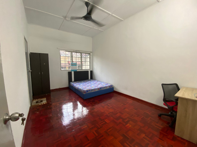 (FEMALE HOUSE) SS2 ROOM FOR RENT !